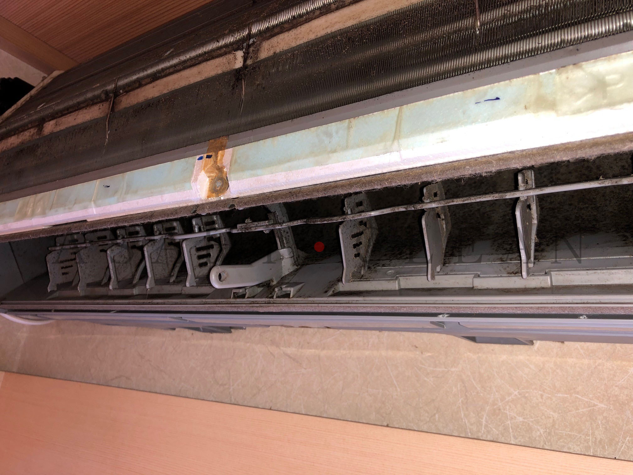 エアコンの吹き出し口からポンポンと何かが出て来る！？ 