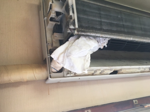 エアコンにティッシュ等が吸い込まれた場合 