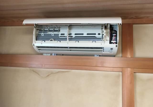 F28PTES-Cの土壁（つちかべ）にあるエアコンを清掃いたしました。 