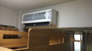 RAS-AS２２B（W）の漆喰壁と２段ベッド上のエアコンを洗浄いたしました。 