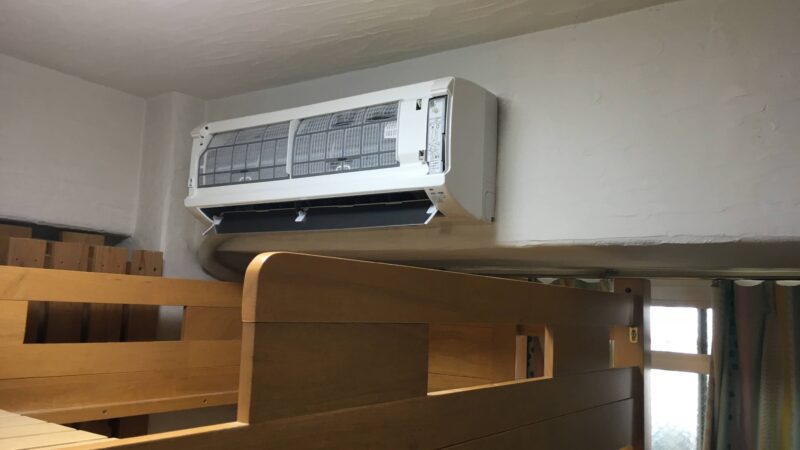 RAS-AS２２B（W）の漆喰壁と２段ベッド上のエアコンを洗浄いたしました。 