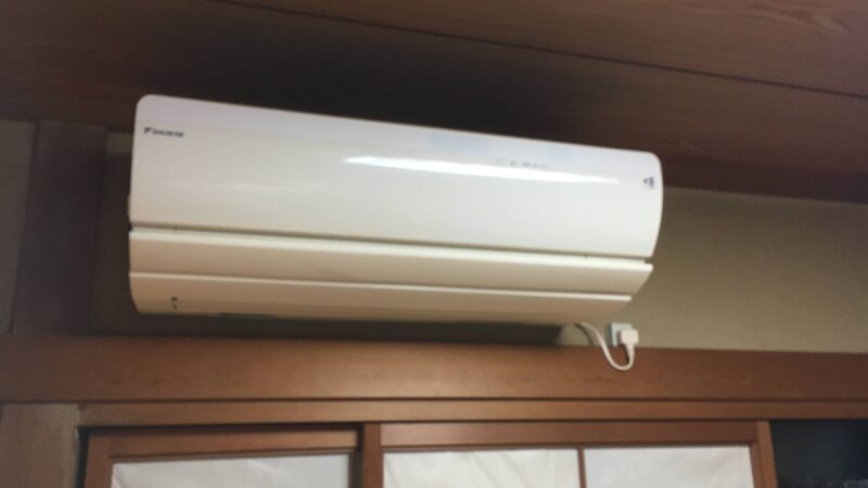 AN22PRS-Wの土壁（つちかべ）にあるお掃除機能付きエアコンを清掃いたしました。 